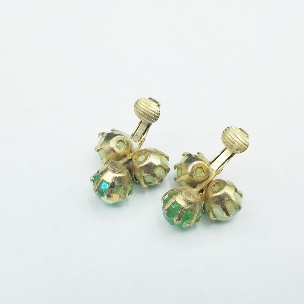 Vintage green Aurora Borealis clip earrings - Picture 4 of 7